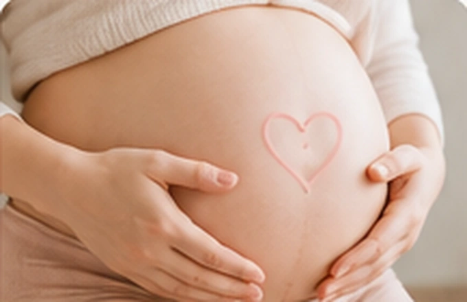 Gestante com as mãos sobre a barriga
