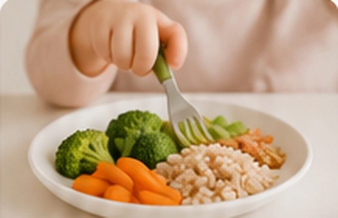 Criança se alimentando de maneira variada